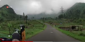 Dijuluki Swiss Van Java, Wisata Alam di Wonosobo Miliki Jalan yang Membelah Gunung.