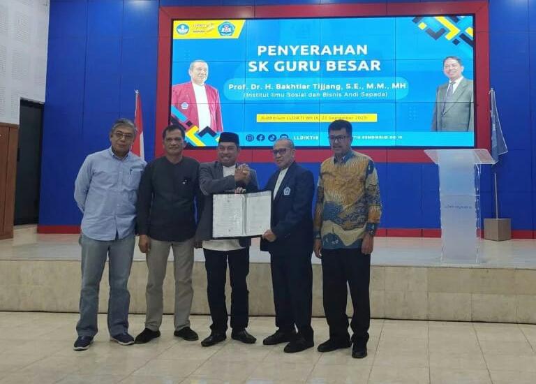 Terima SK Guru Besar, Bakhtiar Tijjang Sandang Gelar Profesor