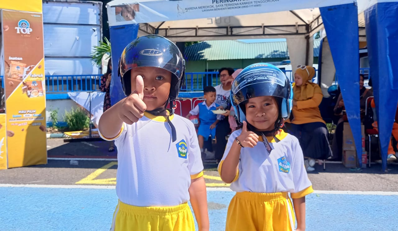 Anak PAUD dan TK Dapat Helm Gratis dari Polres Parepare 