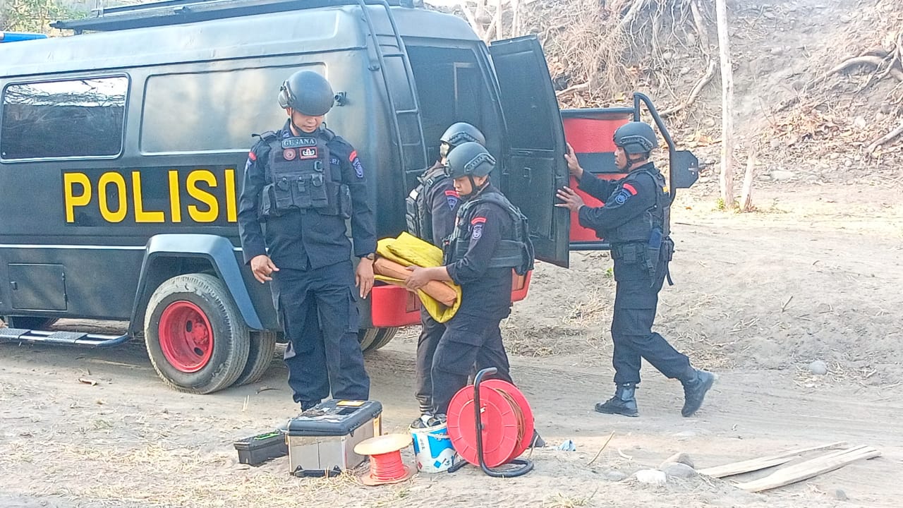 Tim Jibom Musnahkan Mortir yang Ditemukan Warga di Laut