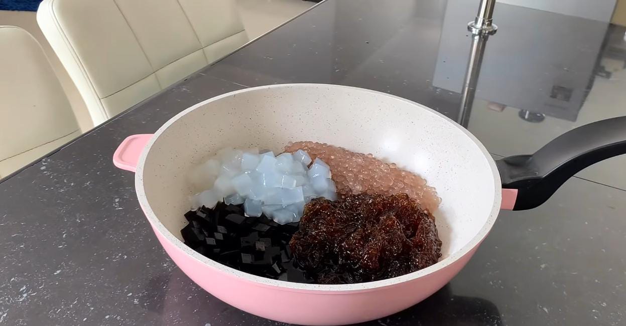 Resep Membuat Mocca Sago Coffee Jelly Drink yang Lagi Viral (Foto: YouTube/Cooking With Hel)