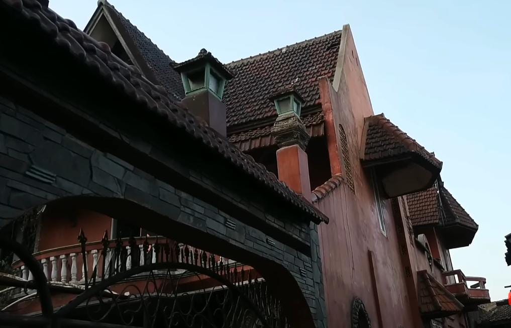 Youtuber Temukan Rumah Mewah di Bandung Terbengkalai Selama Bertahun-tahun. (Foto: tangkapan layar YouTube/Eko Pedia)