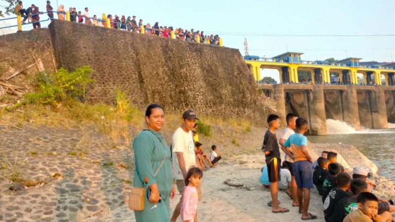 Warga Ramai-ramai Menunggu Kemunculan Binatang Purba di Bendungan Benteng 