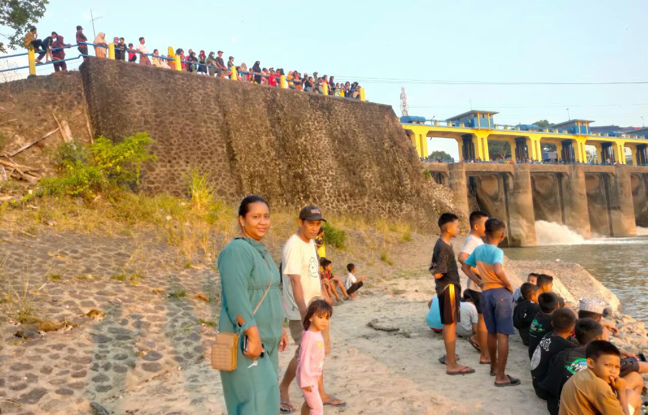 Warga Ramai-ramai Menunggu Kemunculan Binatang Purba di Bendungan Benteng 