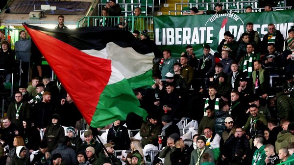 Abaikan Larangan Klub, Fans Celtic Tetap Kibarkan Bendera Palestina di Celtic Park