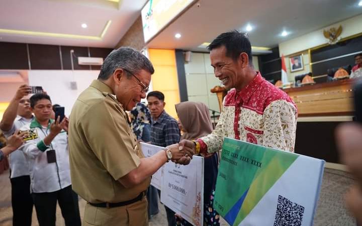 Taufan Pawe Apresiasi Kelompok Ternak dan Budidaya Perikanan yang Berprestasi,