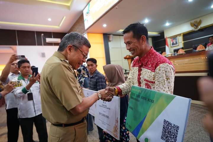 Taufan Pawe Apresiasi Kelompok Ternak dan Budidaya Perikanan yang Berprestasi,