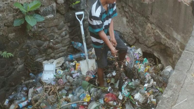 Antisipasi Banjir, Drainase yang Terhubung ke Laut di RW 7 Jompie Dibersihkan