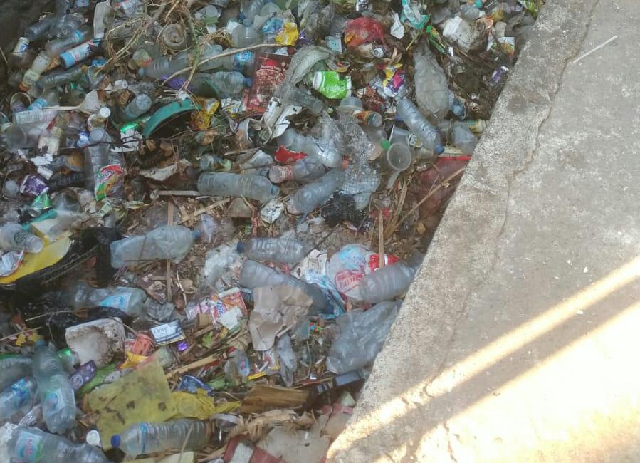 Sampah yang bertumpuk di drainase RW 7 Jompie.