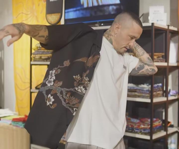 Tiba di Indonesia, Radja Nainggolan Beli Batik Hitam di Sarinah