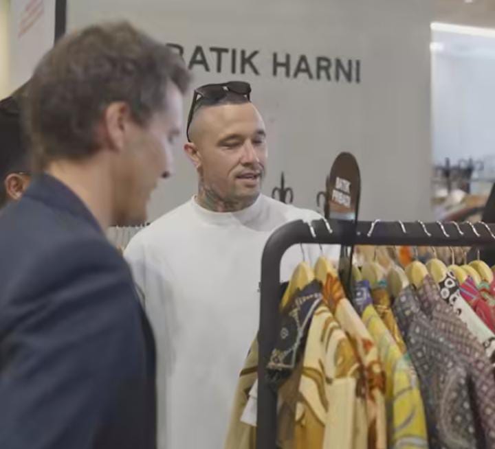 Tiba di Indonesia, Radja Nainggolan Beli Batik di Sarinah