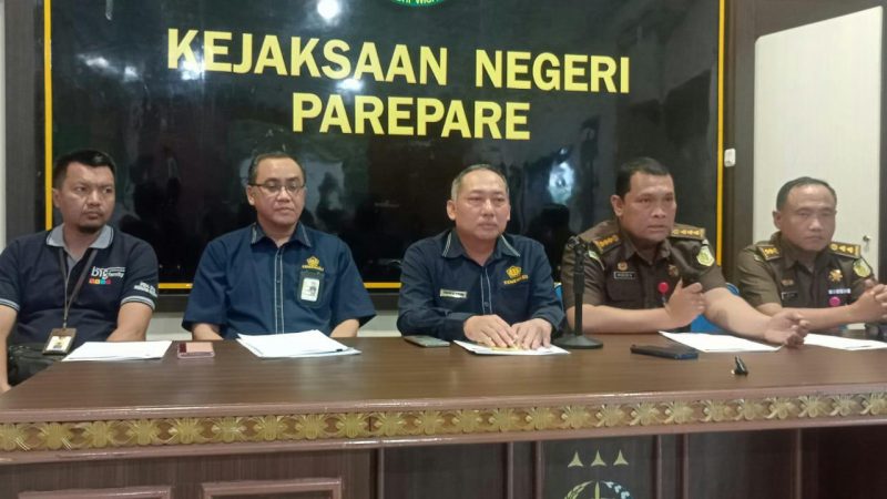 Ditangkap di Balikpapan, Penyidik DJP Sulselbartra Serahkan DPO Penggelap Pajak ke Kejari Parepare