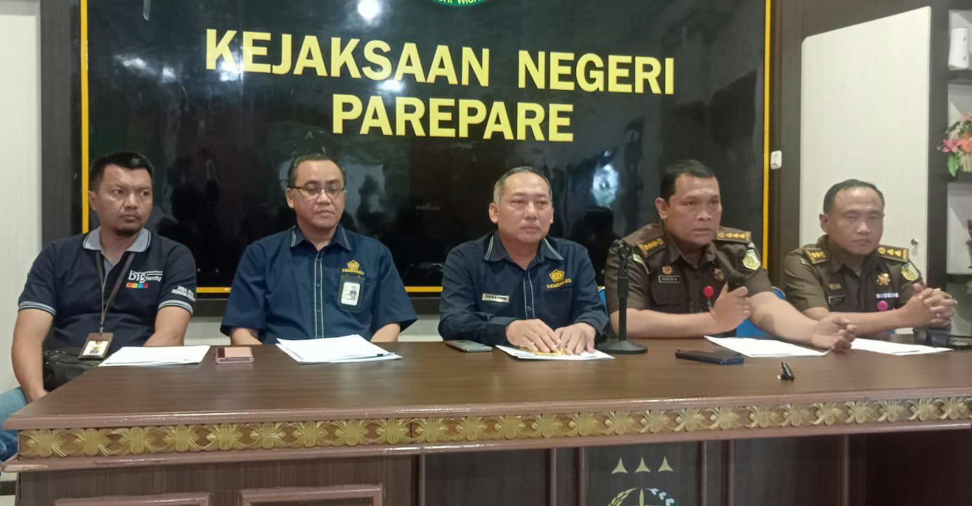 Ditangkap di Balikpapan, Penyidik DJP Sulselbartra Serahkan DPO Penggelap Pajak ke Kejari Parepare