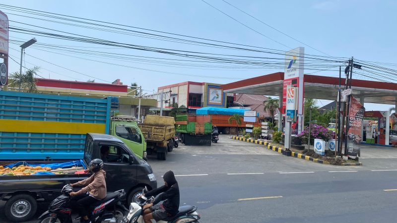 Solar Langka, Antrean Truk di SPBU Soreang Meluber ke Jalan Raya