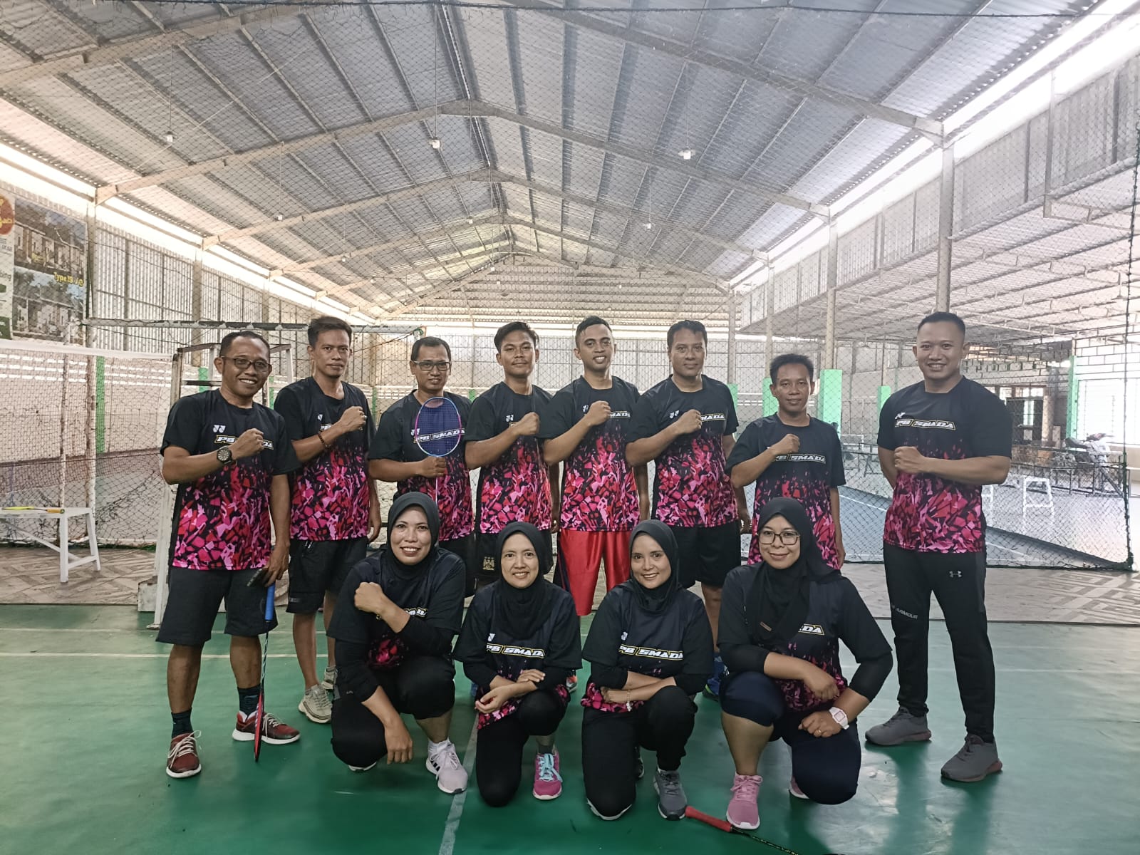 Hari Guru Nasional 2023, PB SMADA Eratkan Silaturahmi di Lapangan Badminton