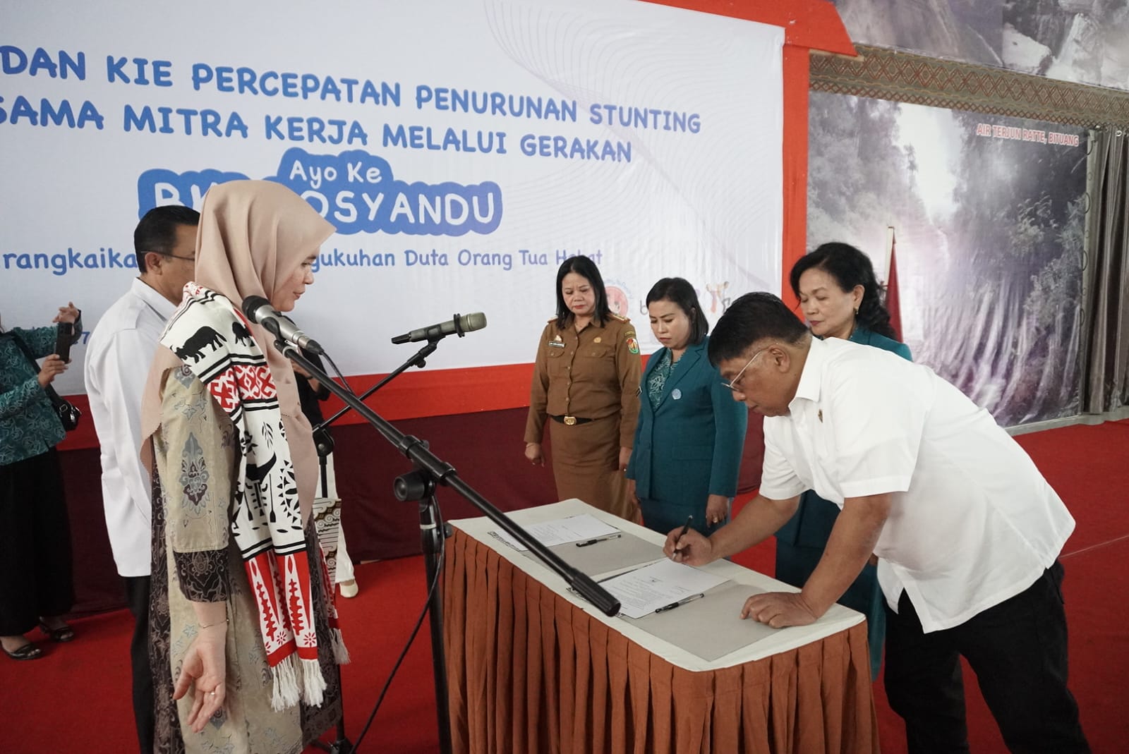 BKB Pintu Masuk Penanganan Stunting, Bupati Tana Toraja dan Toraja Utara Dikukuhkan Jadi Duta Orang Tua Hebat