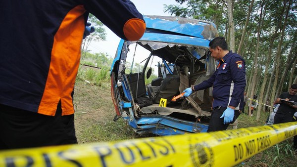 Nama-nama 11 Penumpang Elf yang Tewas Ditabrak Kereta Api Probowangi