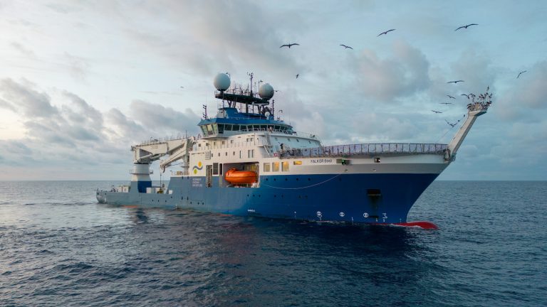 Kapal Penelitian Falkor (too). (Foto: Schmidt Ocean Institute)