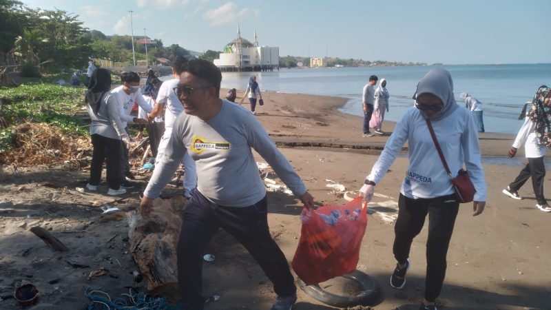 Bappeda Parepare Turun Bersihkan Pantai Mattirotasi