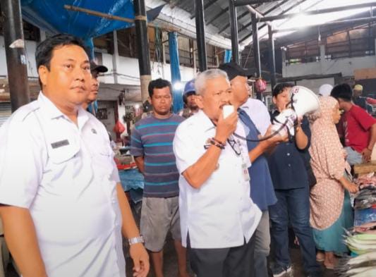 Dinas Perindagem Tertibkan Pedagang yang Berjualan di Trotoar Pasar Sentral Pinrang 