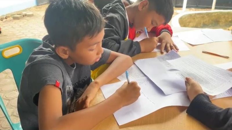 Polda Sumut Dirikan Tenda Serba Guna Buat Anak-anak Korban Longsor Humbahas Ujian Semester