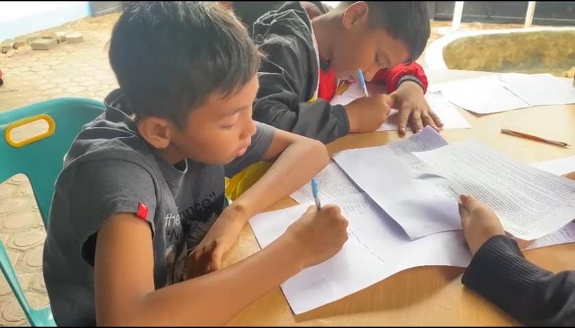 Polda Sumut Dirikan Tenda Serba Guna Buat Anak-anak Korban Longsor Humbahas Ujian Semester