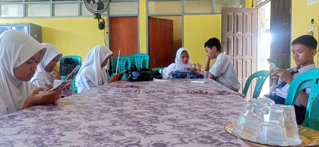 IWO Pinrang Beri Pelatihan Jurnalistik kepada Pelajar SMPN 2 Suppa