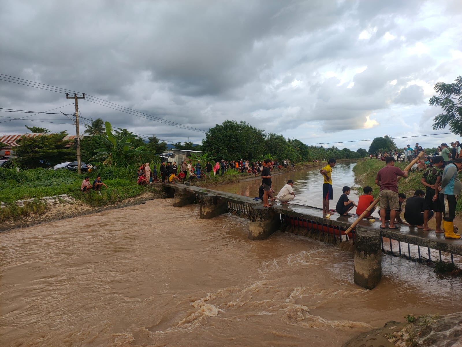 Dua Pelajar Pinrang Hanyut di Saluran Irigasi, Satu Orang Belum Ditemukan