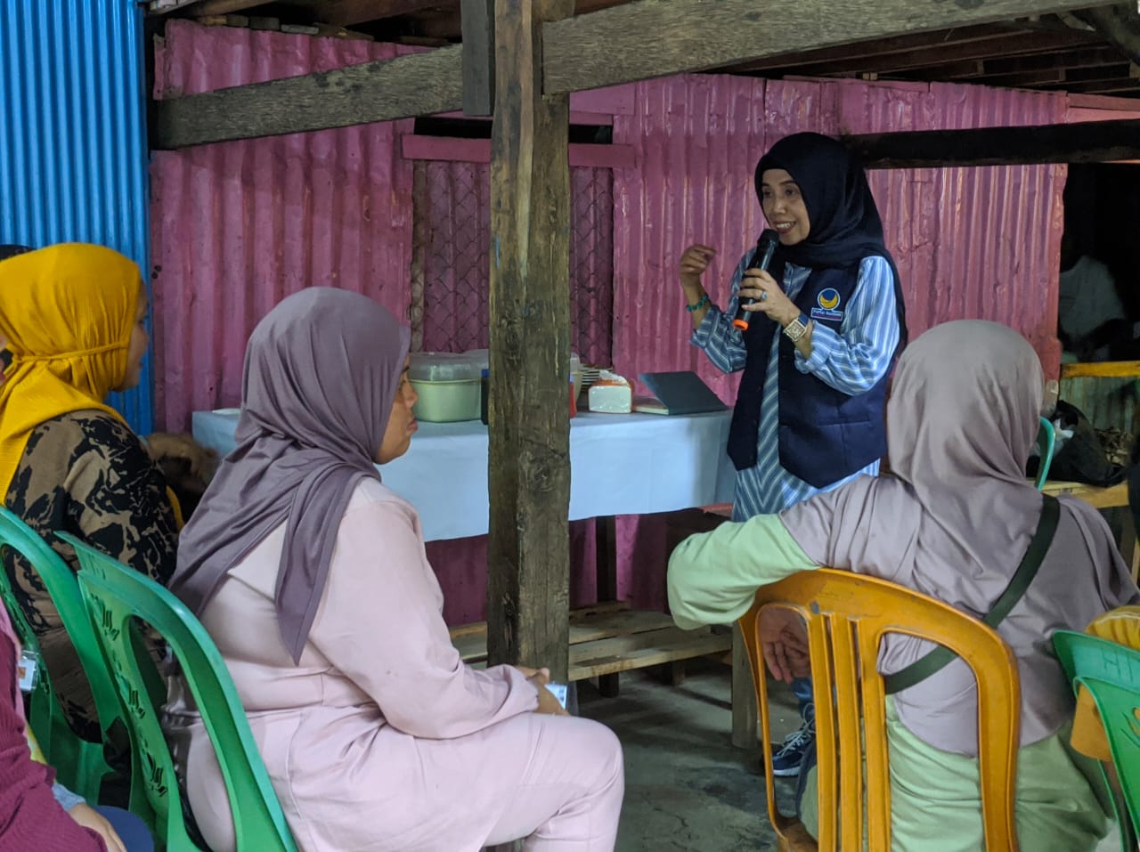 Caleg NasDem Asmawati Sosialisasi di Jalan Sibali, Lanjutkan Kawal Aspirasi Warga