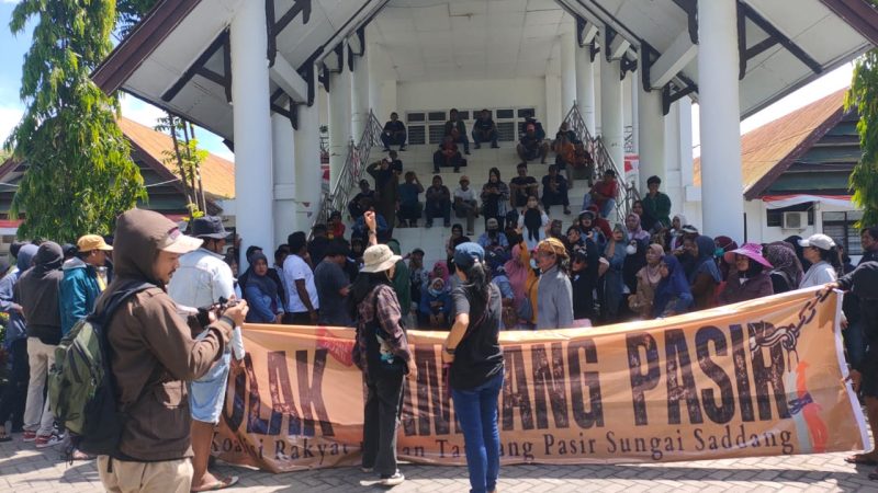 Warga Demo Tolak Tambang Pasir di Desa Salipolo dan Bababinanga Pinrang