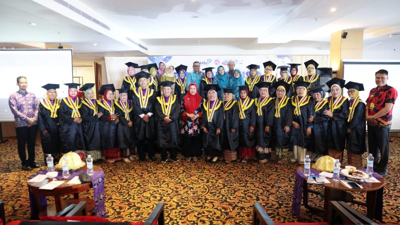 Wisuda Pertama BKKBN Sulsel Luluskan 23 Wisudawati Sekolah Lansia Mappadeceng