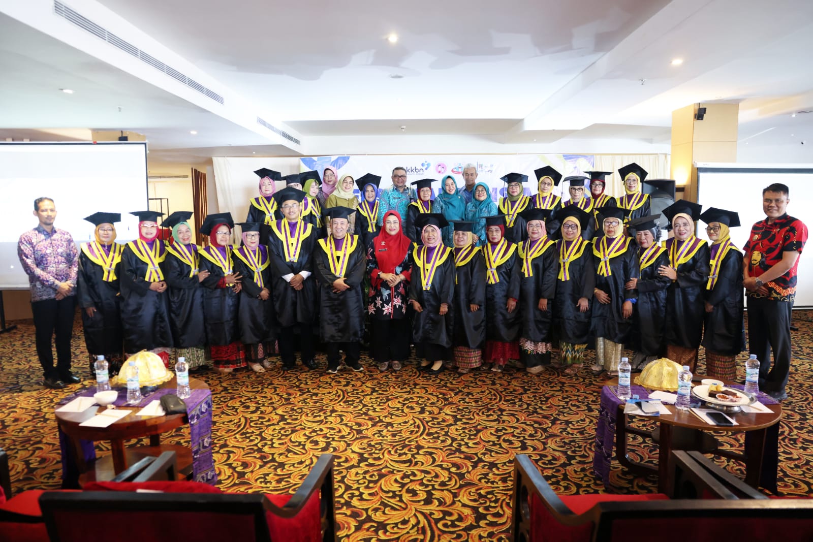 Wisuda Pertama BKKBN Sulsel Luluskan 23 Wisudawati Sekolah Lansia Mappadeceng