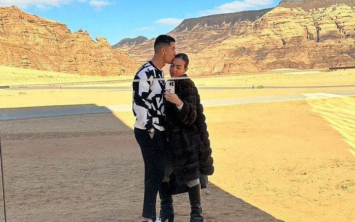 Cristiano Ronaldo Pamer Kemesraan Bersama Georgina Rodriguez di Al Ula Arab Saudi