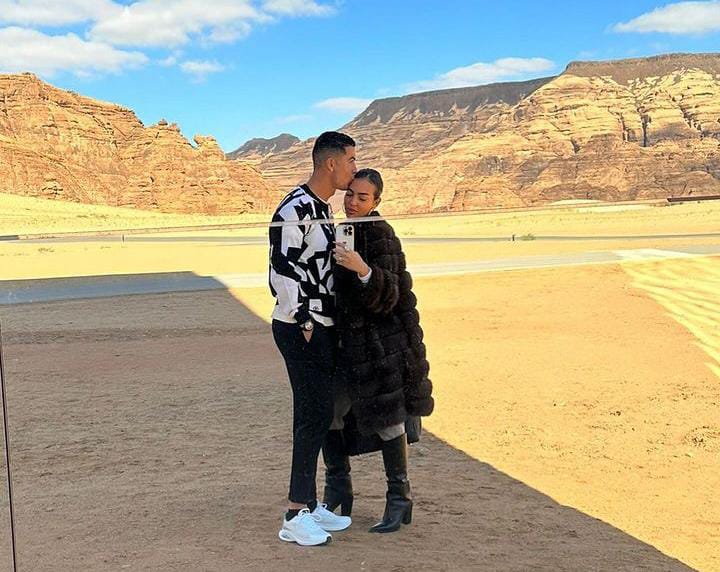 Cristiano Ronaldo Pamer Kemesraan Bersama Georgina Rodriguez di Al Ula Arab Saudi