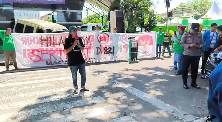 Aksi protes di depan kantor BRI Cabang Parepare, Rabu (27/12/2023).