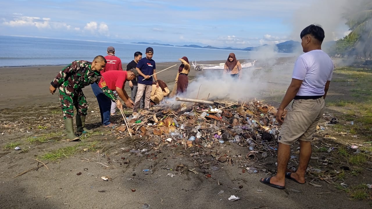 Peduli Lingkungan, Koramil-07/Lembang Kodim 1404/Pinrang Bersama Instansi Terkait Laksanakan Pembersihan Pesisir Pantai Salopi