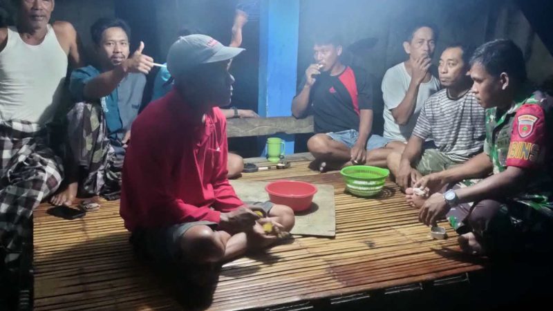 Pastikan Keamanan Warga, Babinsa Koramil-05/Patampanua Kodim 1404/Pinrang Patroli Malam hari