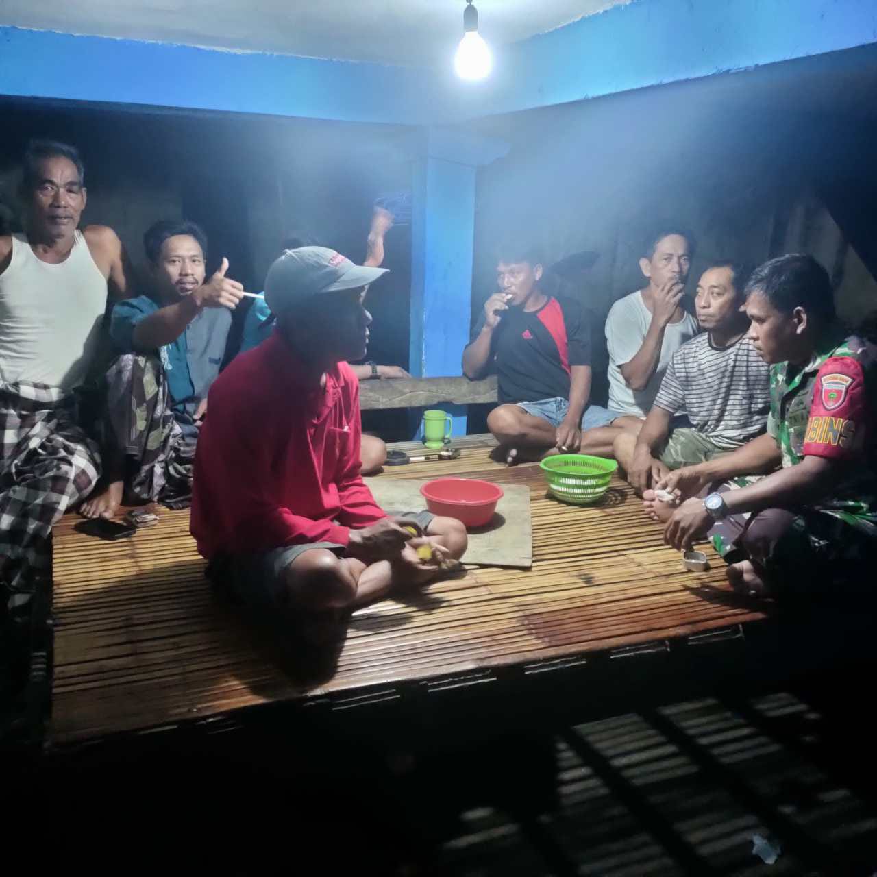 Pastikan Keamanan Warga, Babinsa Koramil-05/Patampanua Kodim 1404/Pinrang Patroli Malam hari