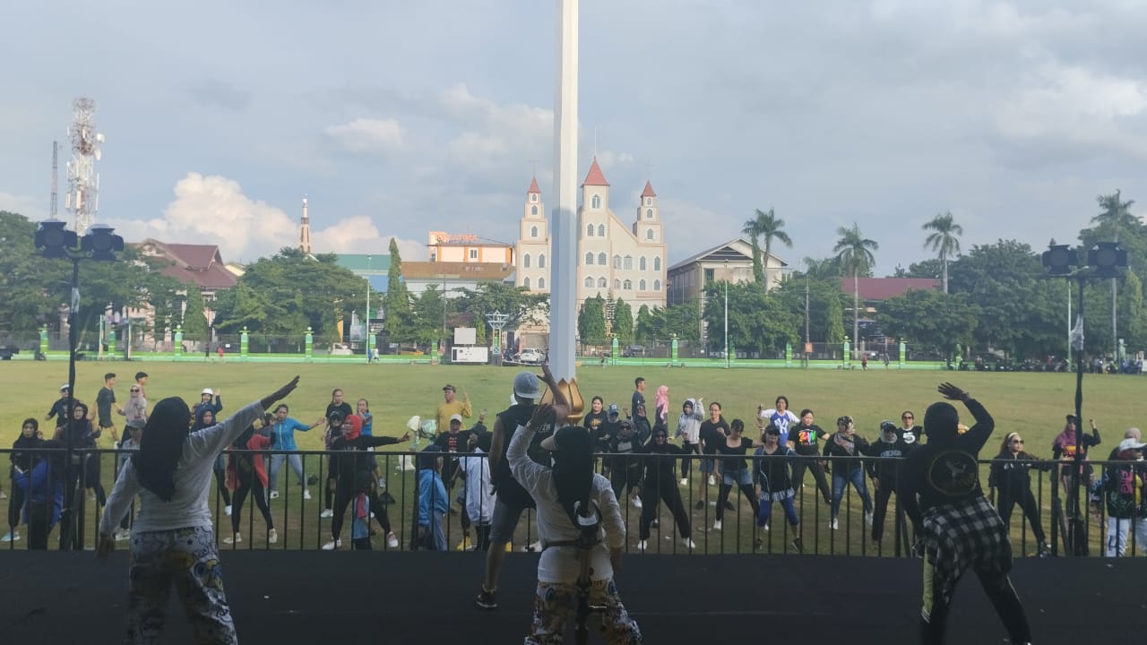 Zumba Party Berhadiah Meriahkan Festival UMKM di Lapangan Andi Makkasau 