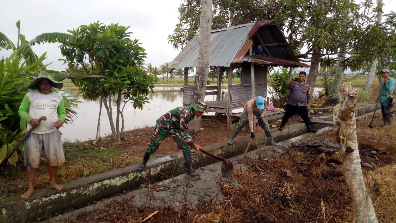 Kompak, Babinsa Kodim 1404/Pinrang Bersama Bhabinkamtibmas dan Warga, Kerja Bakti Bersihkan Saluran Irigasi