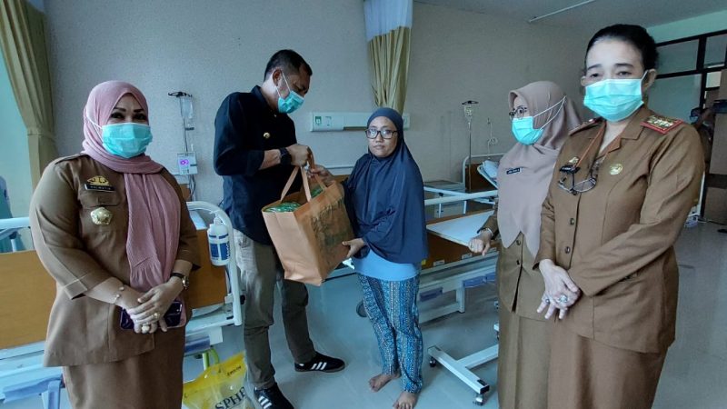 PJ Wali Kota Akbar Ali Beri PMT kepada Anak Kurang Gizi di RS Hasri Ainun Habibie
