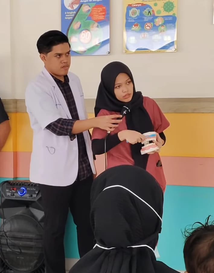 Dokter Internship Beri Edukasi Kesehatan Gigi dan Mulut kepada Pasien dan Keluarganya di Ruang tunggu RSUD Andi Makkasau