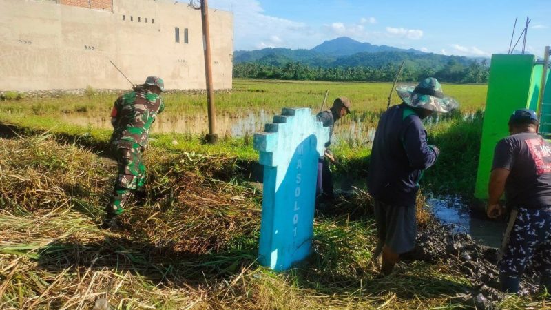 Babinsa Koramil-05/Patampanua Kodim 1404/Pinrag Kerja Bakti Bersama Warga Bersihkan Saluran Air