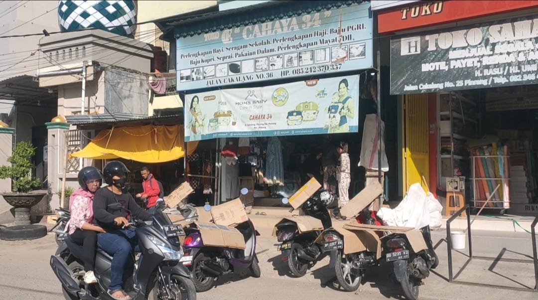 Toko sarung milik Murni di Pasar Sentral Pinrang.