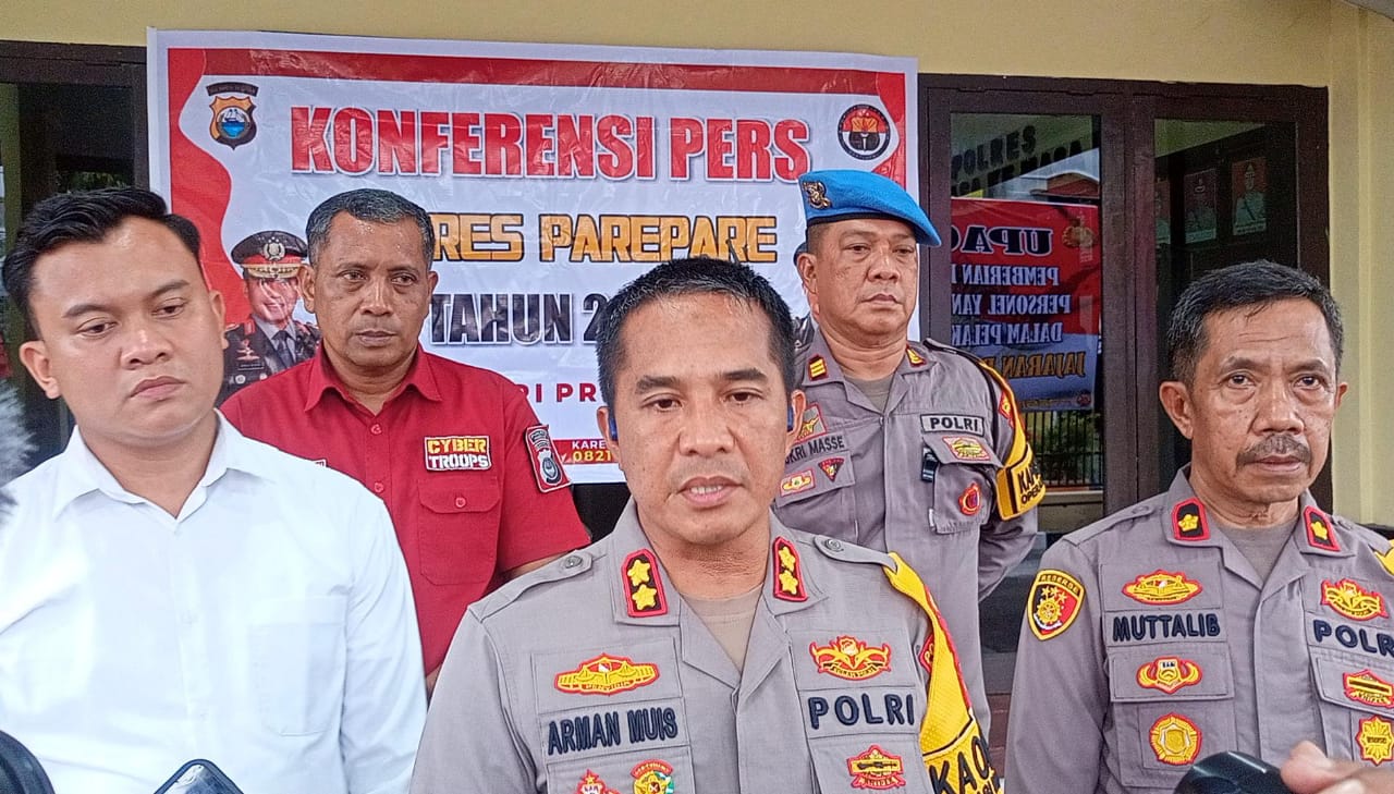 Konferensi pers Polres Parepare, soal dugaan penembakan kaca mobil milik Ketua PDIP Parepare, Senin (15/1/2024).