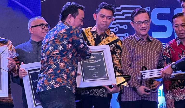 Mampu Berkolaborasi Membangun Daerah, Bupati Pinrang Dapat Penghargaan SMSI Award