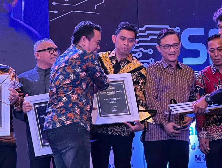 Mampu Berkolaborasi Membangun Daerah, Bupati Pinrang Dapat Penghargaan SMSI Award