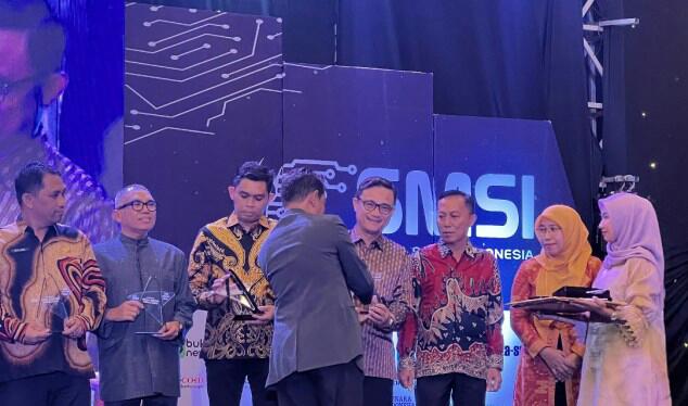 Care terhadap Media, Pj Wali Kota Parepare Dapat Penghargaan SMSI Award