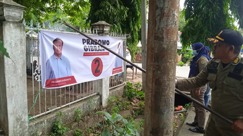 Spanduk Prabowo-Gibran Terpasang di Rumah Dinas Pejabat ASN Pinrang