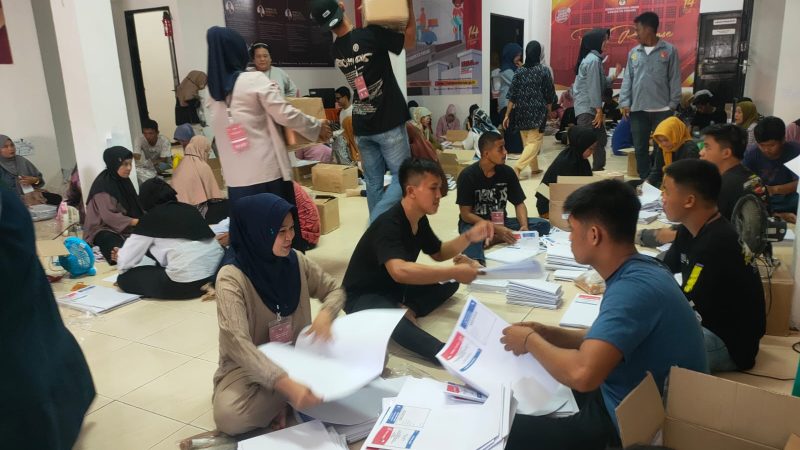 Jelang Deadline, KPU Pinrang Masih Sortir Lipat Surat Suara